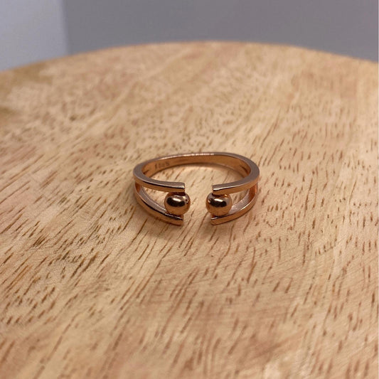 Anxiety Ring Bolletjes Zilver 925 rosé gold plated Sfeerbeeld Hout