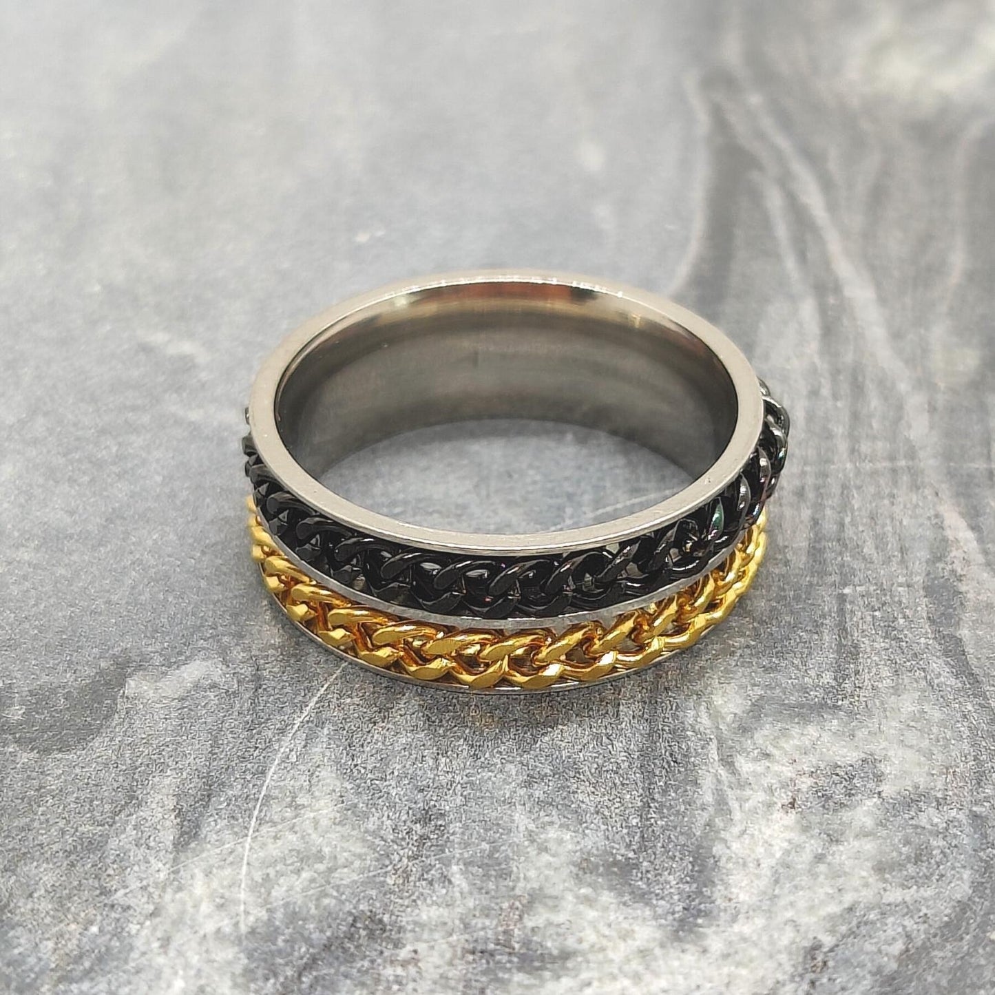 Anxiety Ring (Dubbele Ketting) Zwart-Goud Sfeerbeeld op marmer