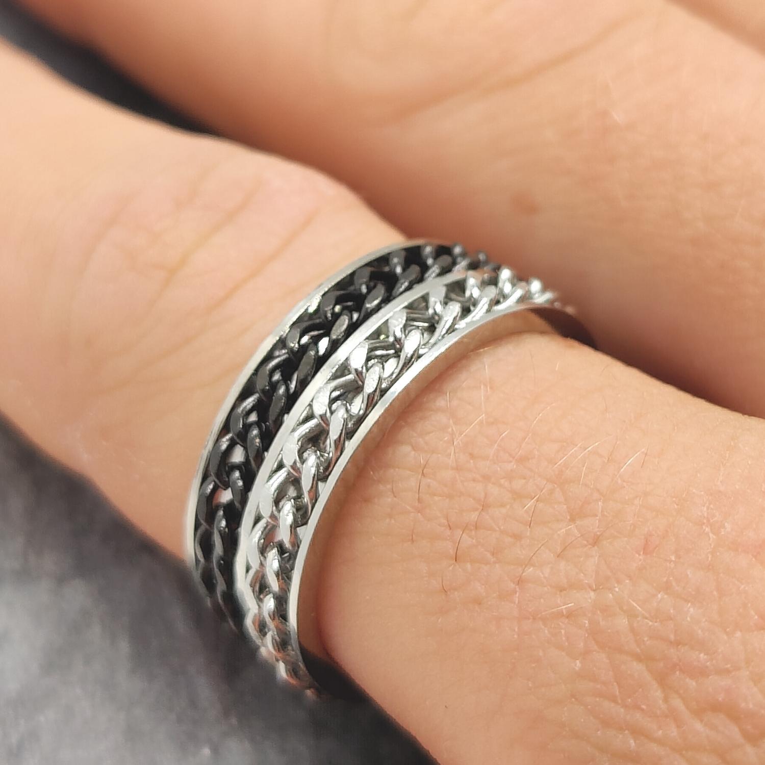 Anxiety Ring (Dubbele Ketting) Zwart-Zilver om vinger