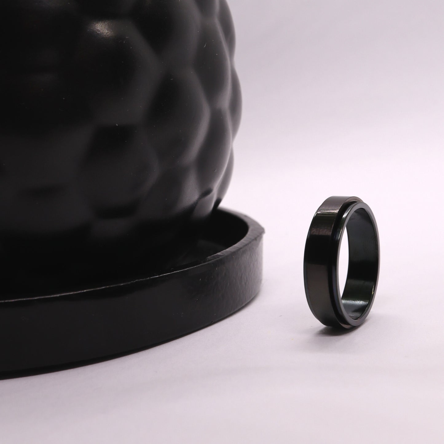 Anxiety Ring (Graveerbaar) Zwart Sfeerbeeld