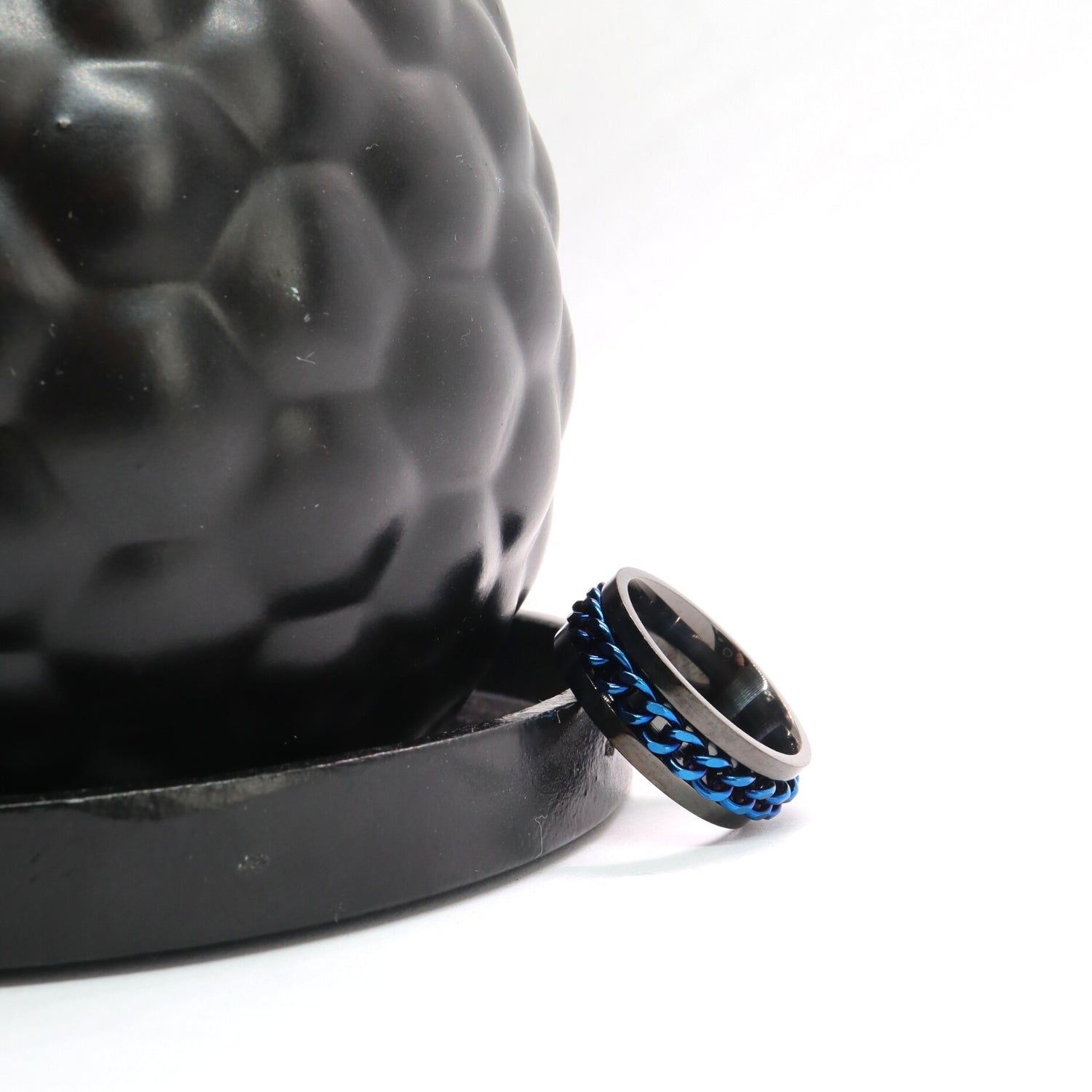 Anxiety Ring (Kettinkje) Blauwe ketting Zwarte ring Sfeerbeeld