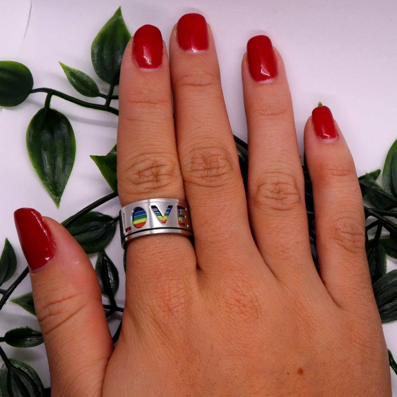 Anxiety Ring (Love) Zilver om vinger