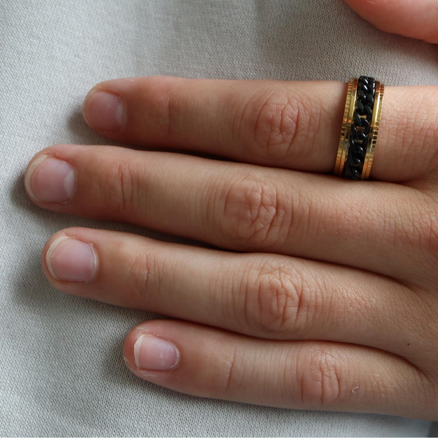 Anxiety Ring (ketting) Goud-Zwart om vinger