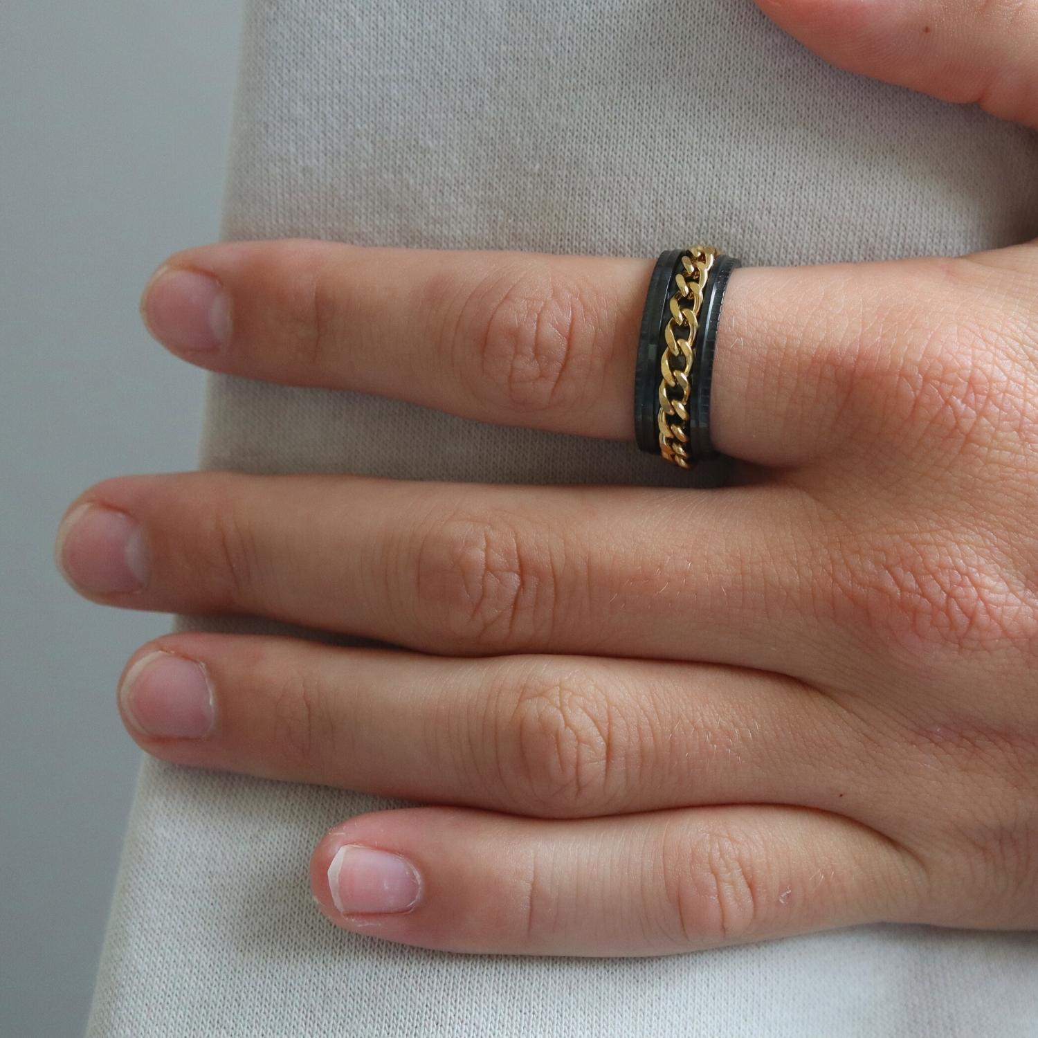 Anxiety Ring (ketting) Zwart-Goud om vinger