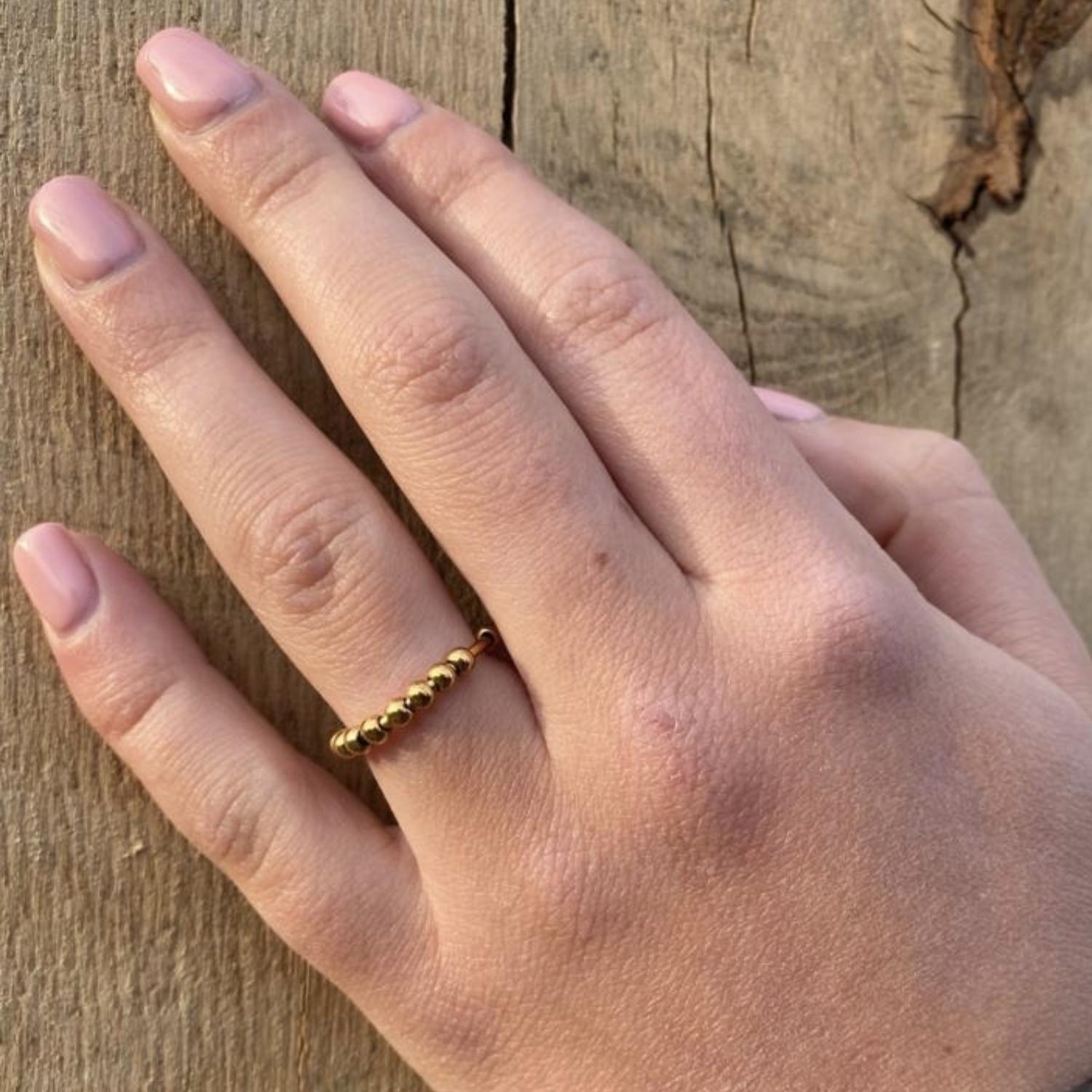 Anxiety Ring goud kleurig (RVS) op vinger