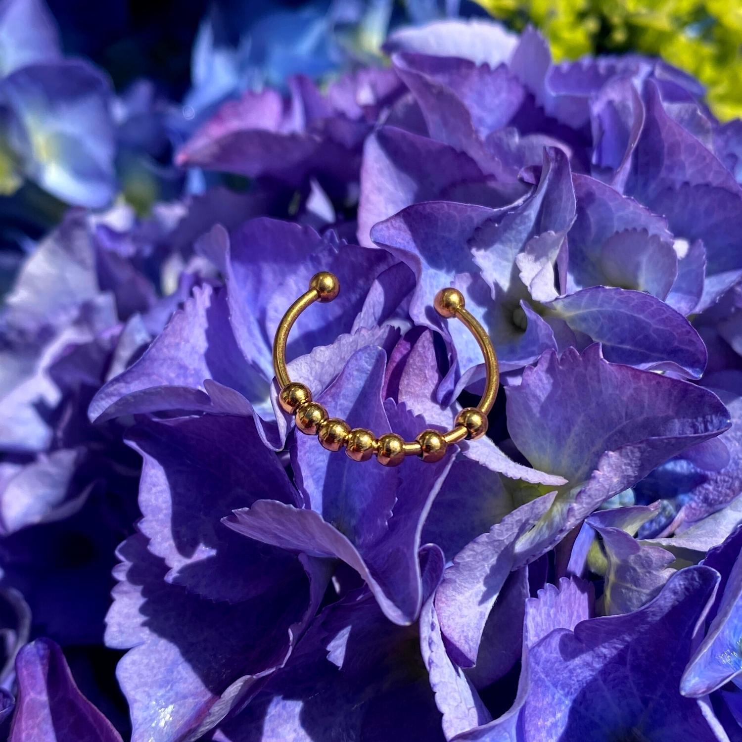 Anxiety Ring goud kleurig (RVS) one size Sfeerbeeld bloemen