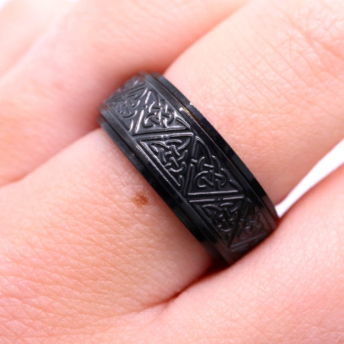 Anxiety ring (Keltisch) Zwart in gebruik