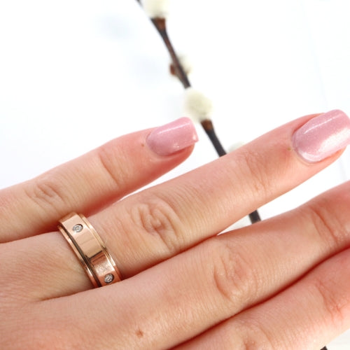 Anxiety ring (Zirkonia) Rosé Goud om vinger 