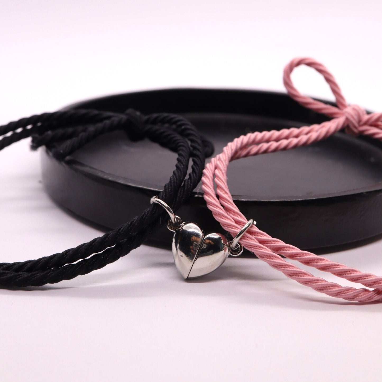 Koppel armband magnetisch Zwart / Roze Sfeerbeeld