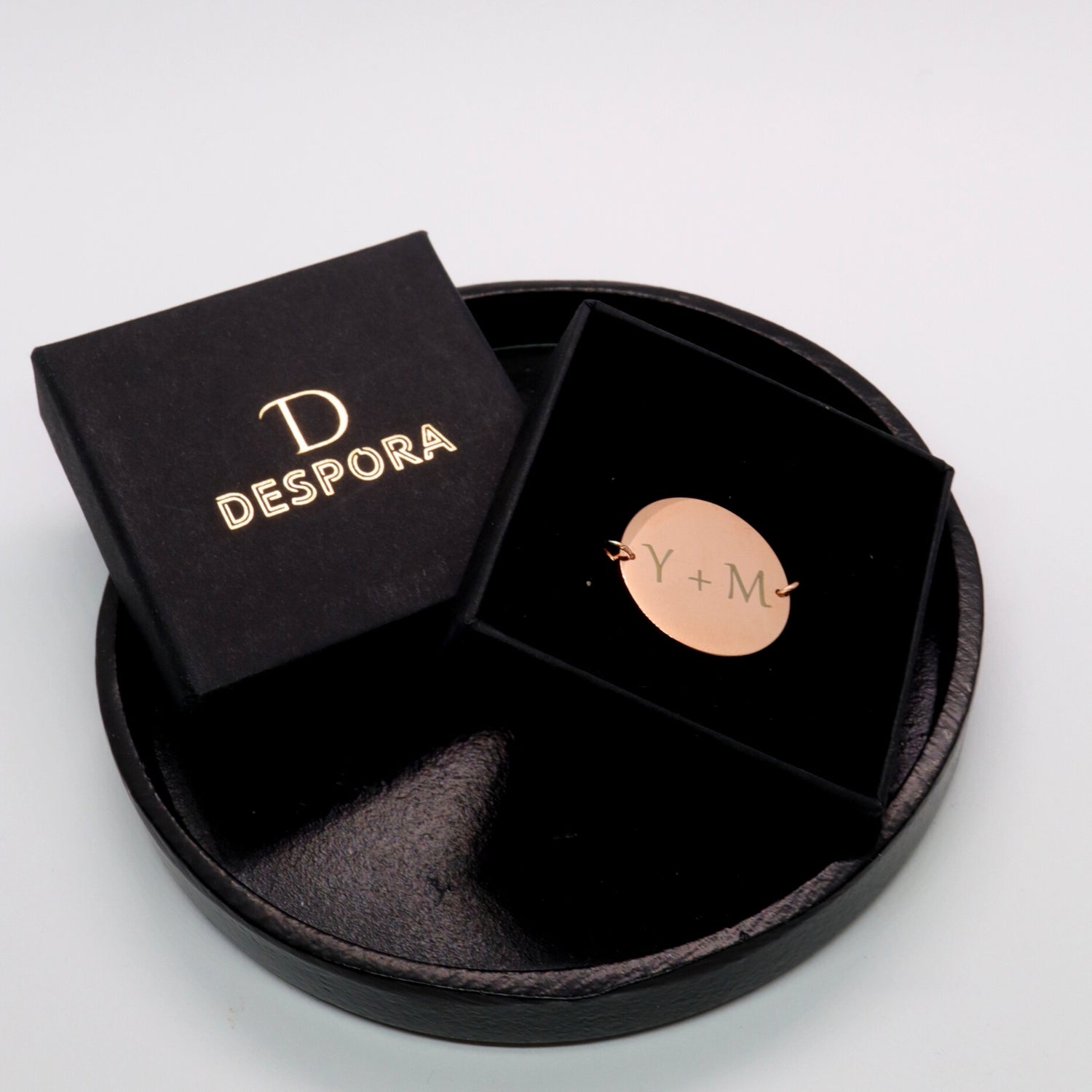 Unieke gepersonaliseerde armband met muntje Rosé Goud Sfeerbeeld in doosje Despora